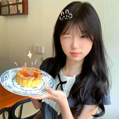 当她换上泳衣